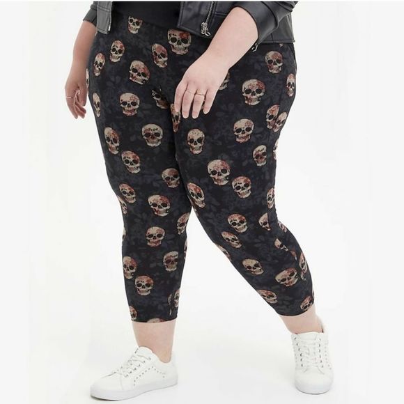 torrid Pants - NWT 🆕️ Torrid Plus Size 3 Premium Crop Legging Skulls